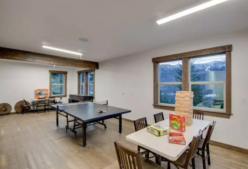 Dazzling Cle Elum Home W/ Game Room & Fire Pit!