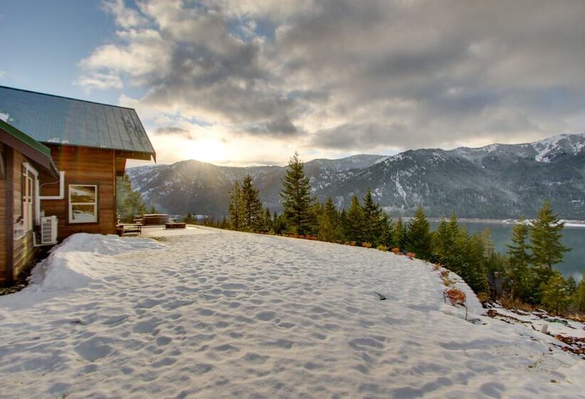 Dazzling Cle Elum Home W/ Game Room & Fire Pit!