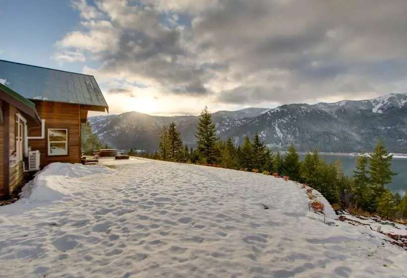 Dazzling Cle Elum Home W/ Game Room & Fire Pit!