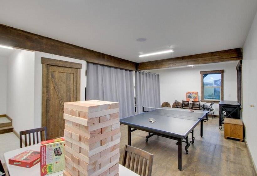 Dazzling Cle Elum Home W/ Game Room & Fire Pit!