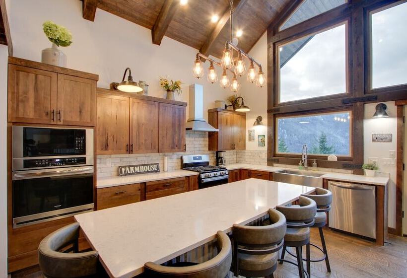 Dazzling Cle Elum Home W/ Game Room & Fire Pit!