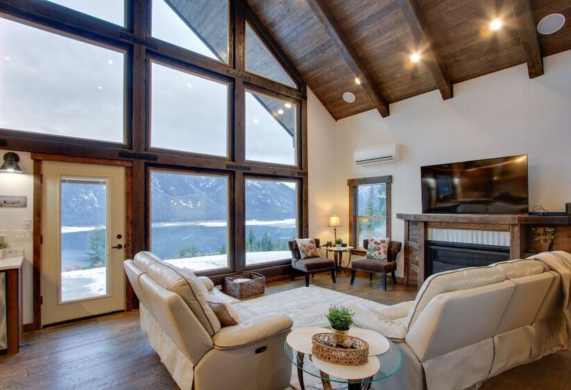 Dazzling Cle Elum Home W/ Game Room & Fire Pit!