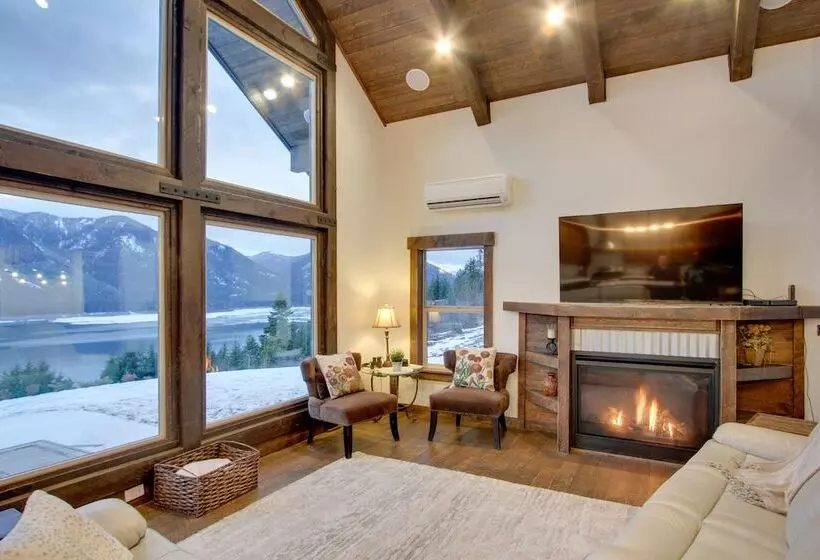 Dazzling Cle Elum Home W/ Game Room & Fire Pit!