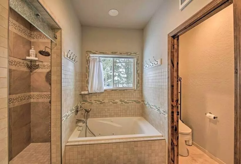 Expansive Group Lake House W/ Private Hot Tub!