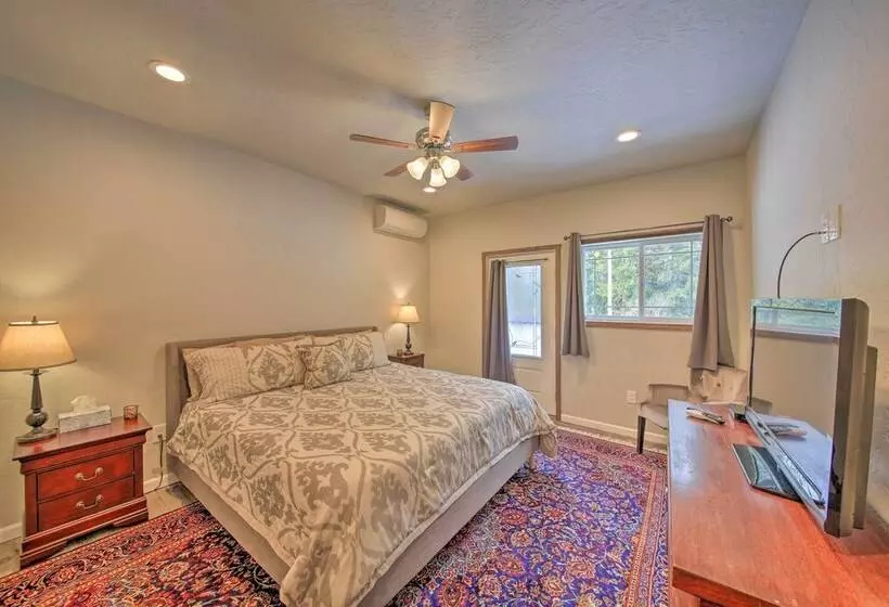 Expansive Group Lake House W/ Private Hot Tub!