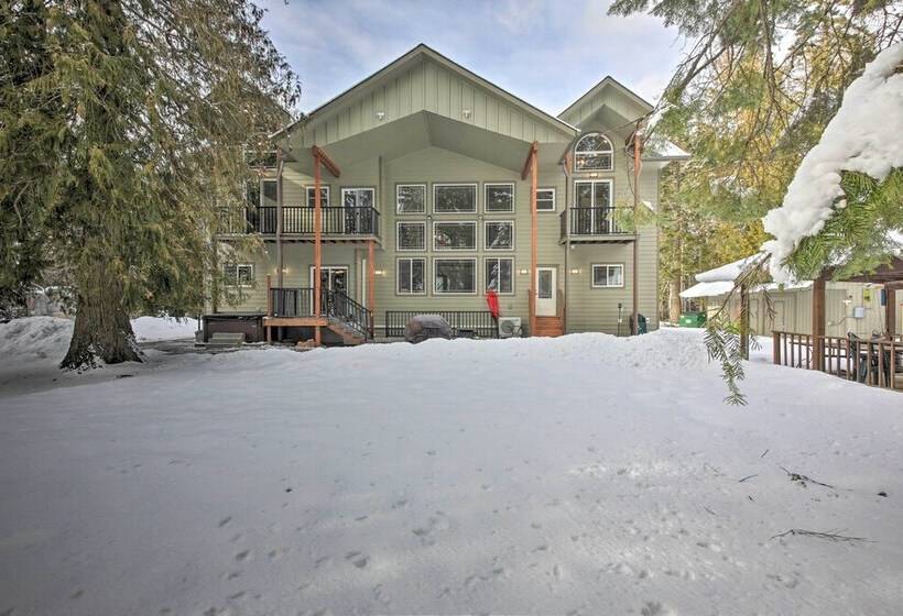 Expansive Group Lake House W/ Private Hot Tub!