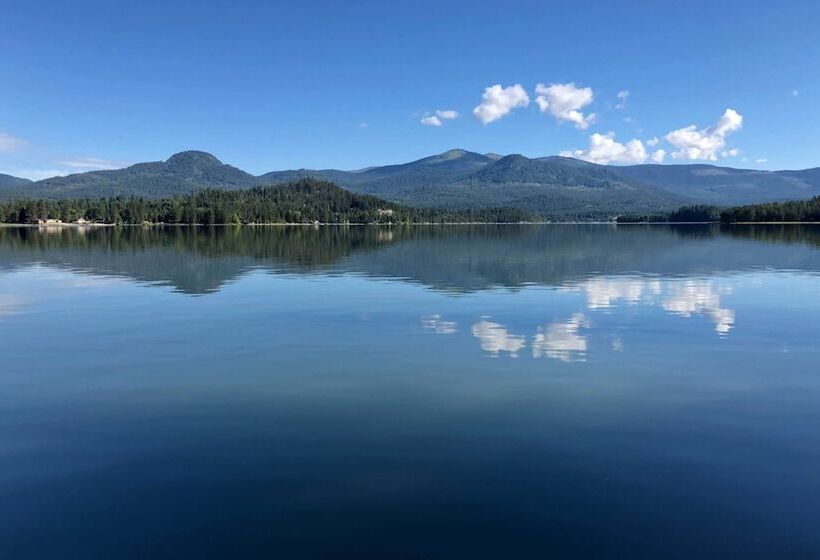 Expansive Group Lake House W/ Private Hot Tub!