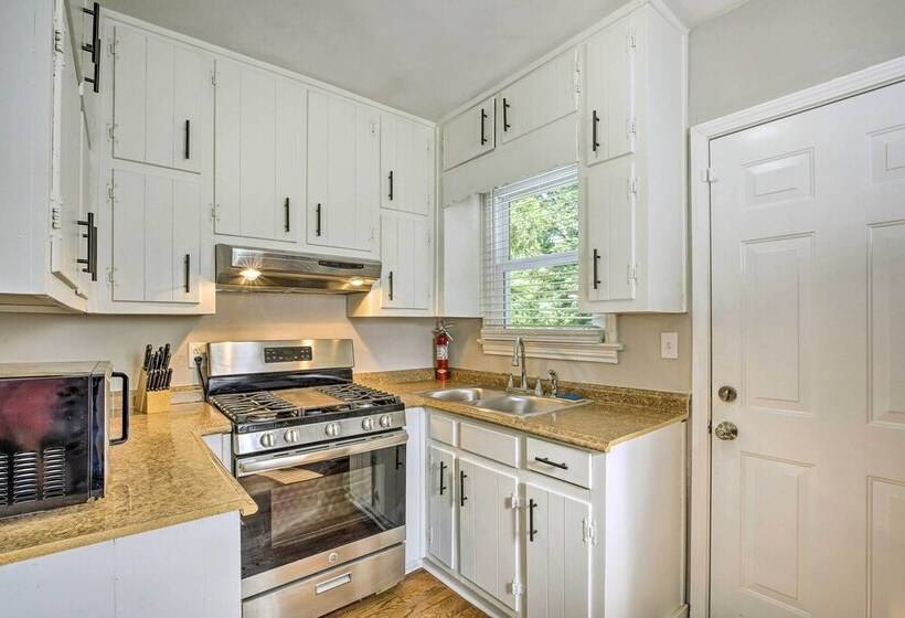 Family Friendly Atlanta Home ~ 3 Mi To Downtown!