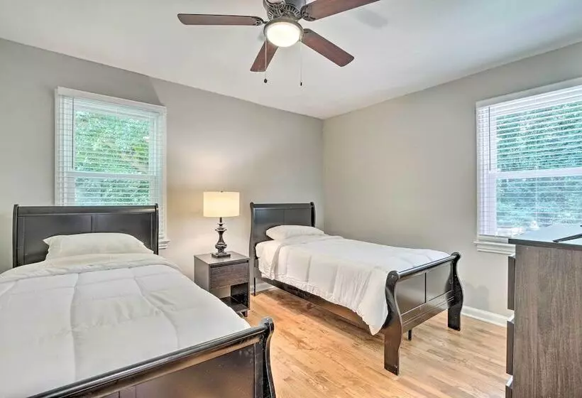 Family Friendly Atlanta Home ~ 3 Mi To Downtown!