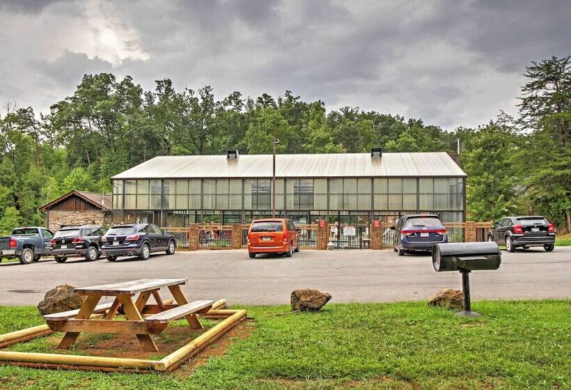 Idyllic Cabin W/ Hot Tub < 2 Mi To Dollywood!