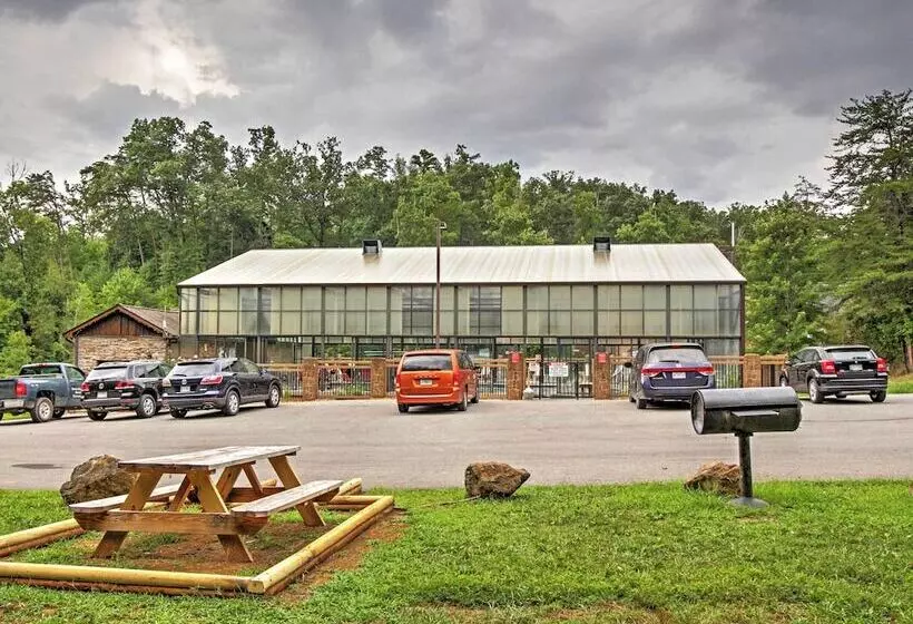 Idyllic Cabin W/ Hot Tub < 2 Mi To Dollywood!