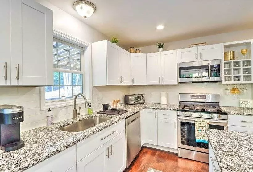 Warne Retreat W/ Hot Tub & Fire Pit!