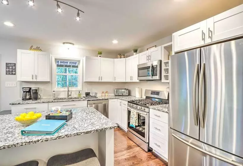 Warne Retreat W/ Hot Tub & Fire Pit!