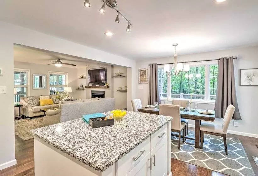 Warne Retreat W/ Hot Tub & Fire Pit!