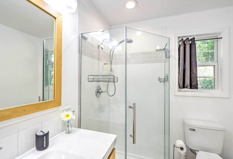 Warne Retreat W/ Hot Tub & Fire Pit!