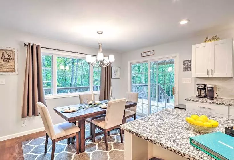 Warne Retreat W/ Hot Tub & Fire Pit!