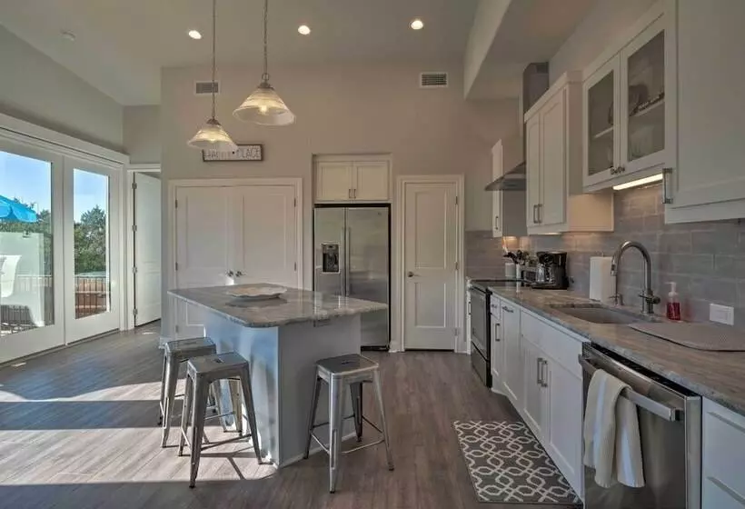 Modern Lake Travis Haven W/ Resort Amenities!