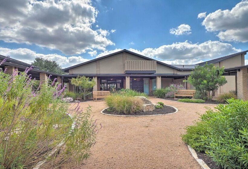 Modern Lake Travis Haven W/ Resort Amenities!