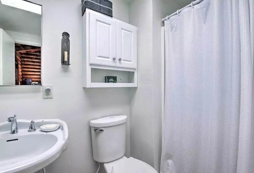 11 Mi To Rainbow Lake: Family Home W/ Large Yard