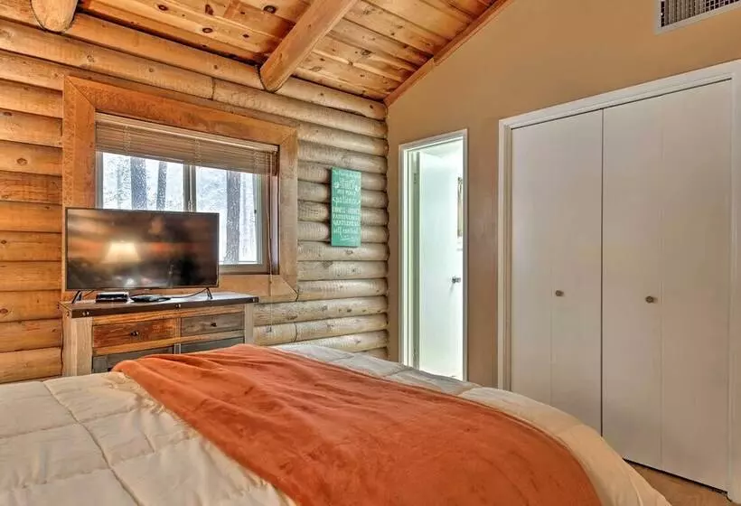 11 Mi To Rainbow Lake: Family Home W/ Large Yard