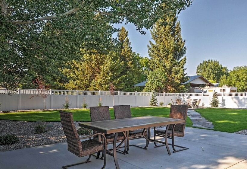 Rustic Chic Home: 10 Mi To Otter Creek State Park!