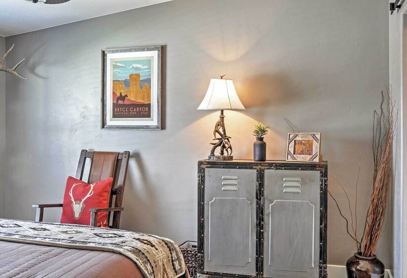 Rustic Chic Home: 10 Mi To Otter Creek State Park!