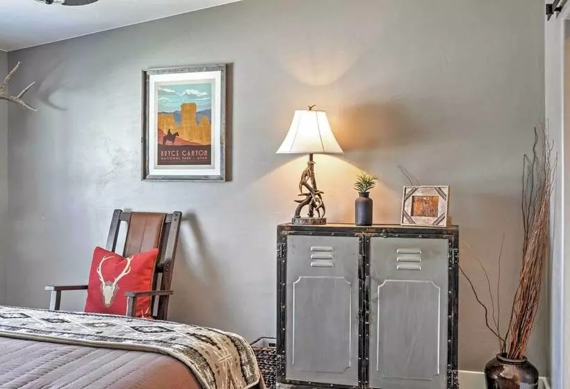 Rustic Chic Home: 10 Mi To Otter Creek State Park!