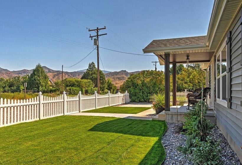 Rustic Chic Home: 10 Mi To Otter Creek State Park!