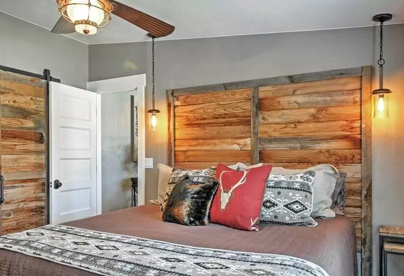 Rustic Chic Home: 10 Mi To Otter Creek State Park!