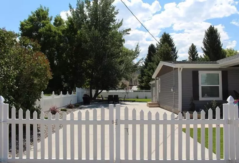 Rustic Chic Home: 10 Mi To Otter Creek State Park!