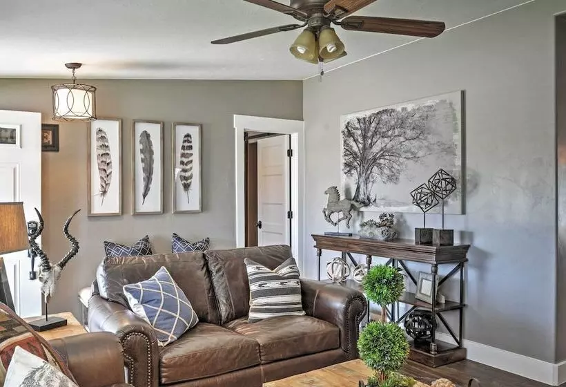 Rustic Chic Home: 10 Mi To Otter Creek State Park!