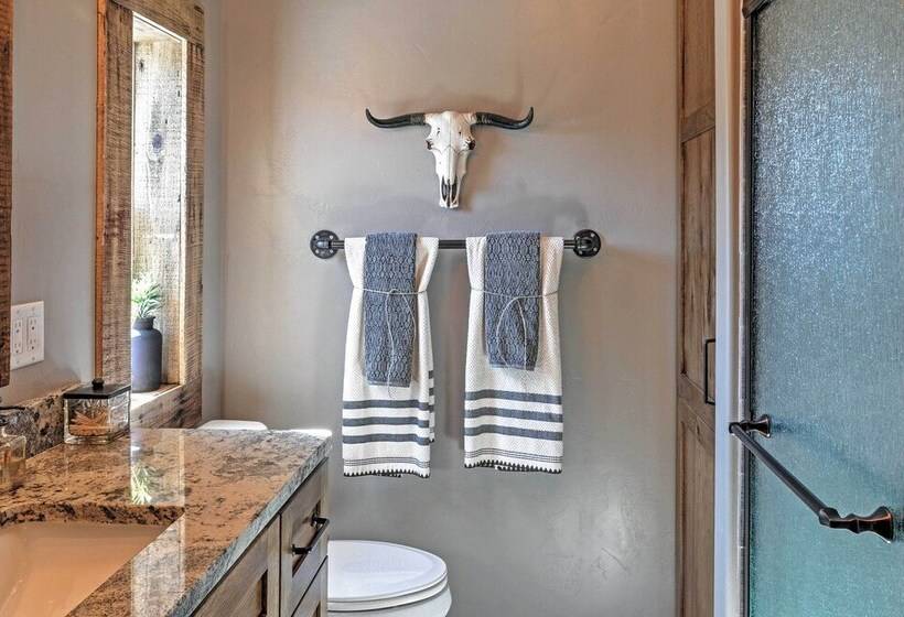 Rustic Chic Home: 10 Mi To Otter Creek State Park!