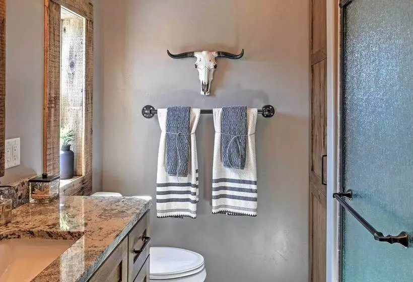 Rustic Chic Home: 10 Mi To Otter Creek State Park!