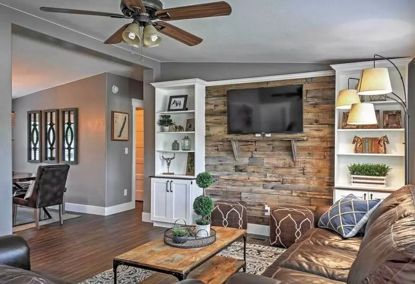 Rustic Chic Home: 10 Mi To Otter Creek State Park!