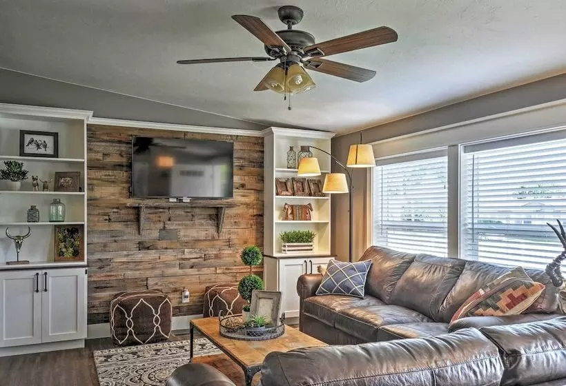 Rustic Chic Home: 10 Mi To Otter Creek State Park!