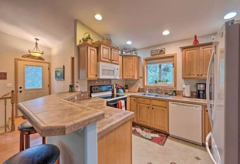Rustic Mccall Cabin W/ Private Hot Tub & Deck!