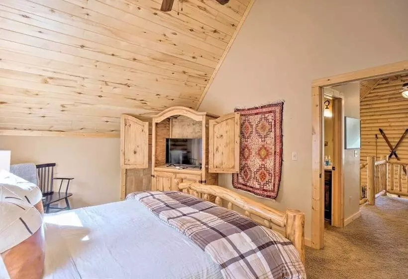 Secluded Alma Log Cabin W/ Hot Tub & Mountain View