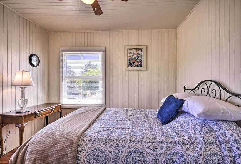 Sunny Seaside Home: Walk To Beach & Promenade
