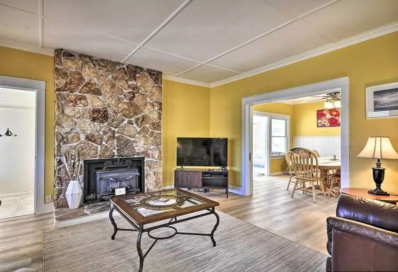 Sunny Seaside Home: Walk To Beach & Promenade