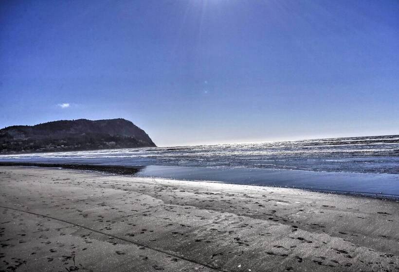 Sunny Seaside Home: Walk To Beach & Promenade