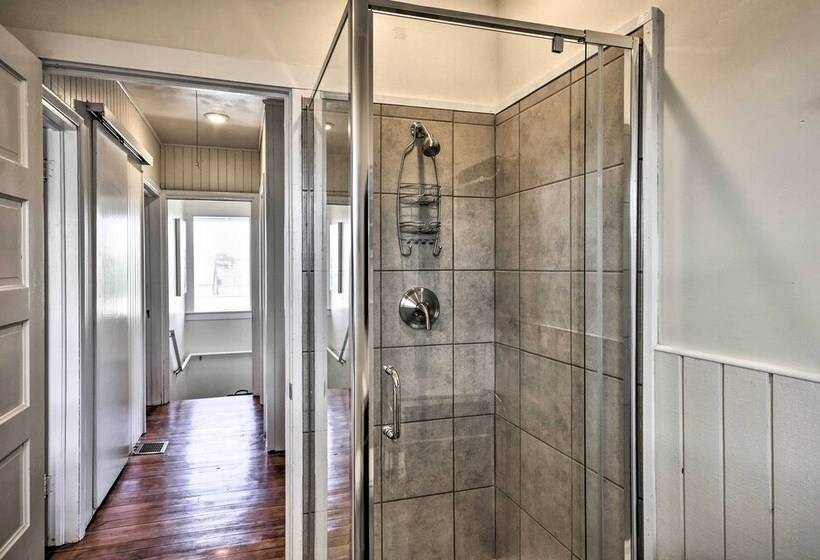 Sunny Seaside Home: Walk To Beach & Promenade