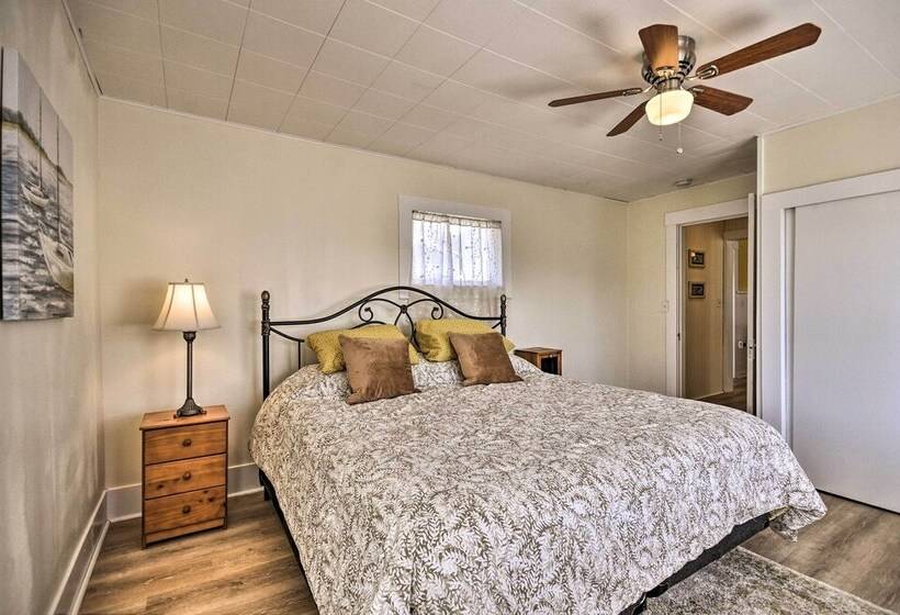 Sunny Seaside Home: Walk To Beach & Promenade