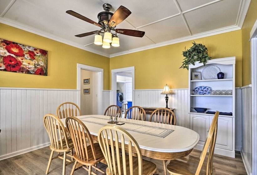 Sunny Seaside Home: Walk To Beach & Promenade