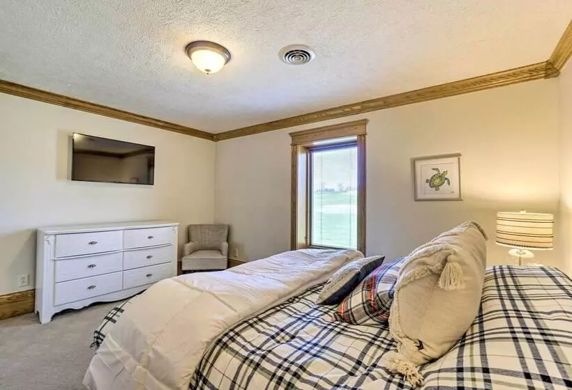 Spacious Mcarthur Home: Private Hot Tub + Pond!