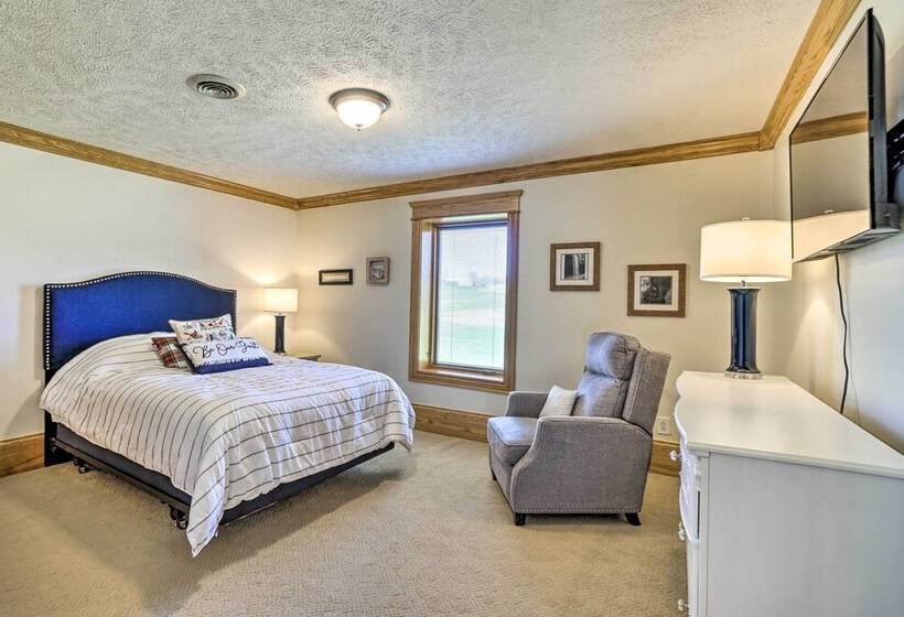 Spacious Mcarthur Home: Private Hot Tub + Pond!