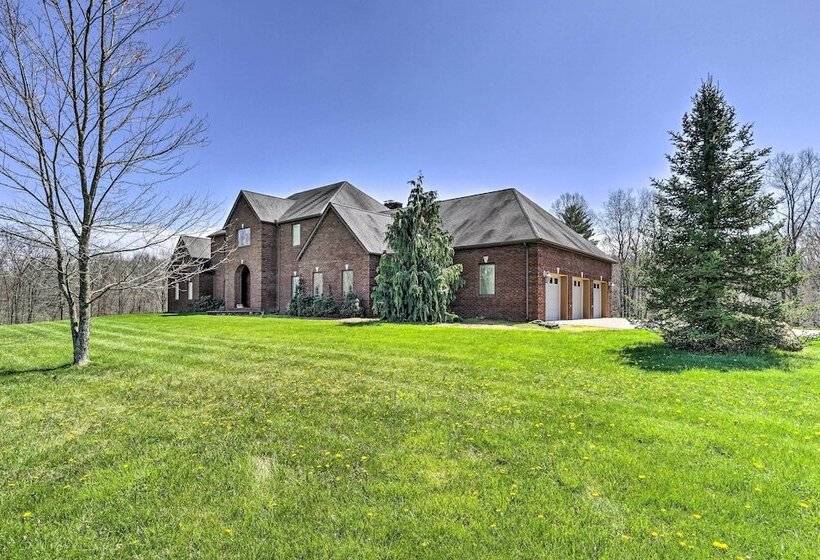 Spacious Mcarthur Home: Private Hot Tub + Pond!