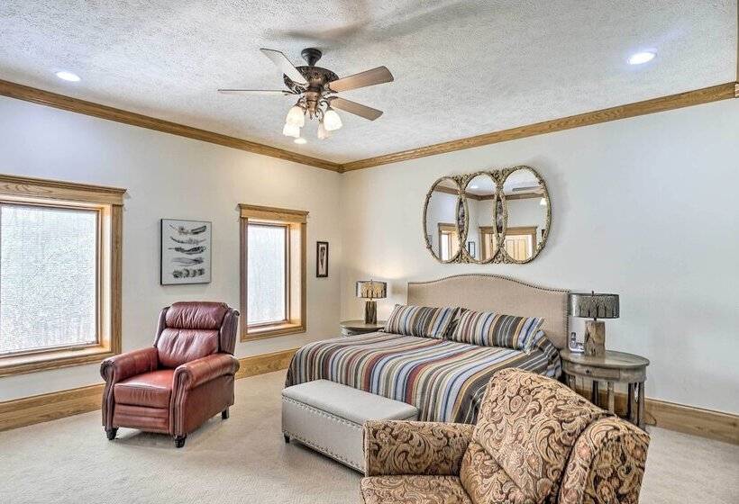 Spacious Mcarthur Home: Private Hot Tub + Pond!