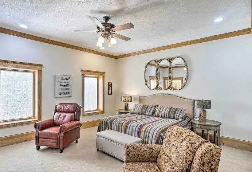 Spacious Mcarthur Home: Private Hot Tub + Pond!