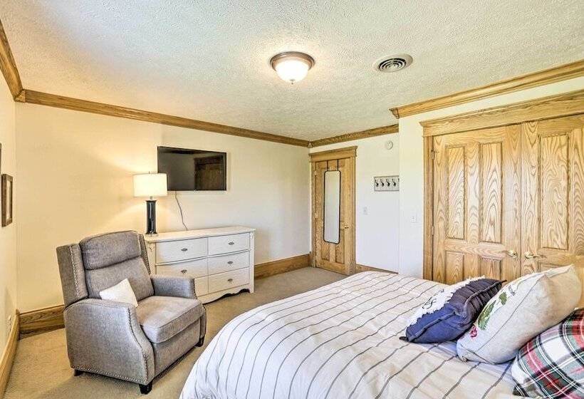 Spacious Mcarthur Home: Private Hot Tub + Pond!