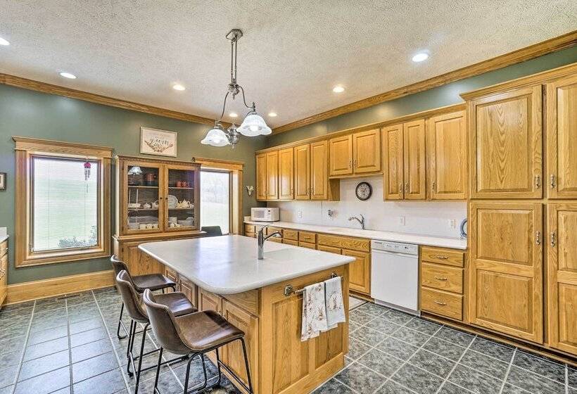 Spacious Mcarthur Home: Private Hot Tub + Pond!